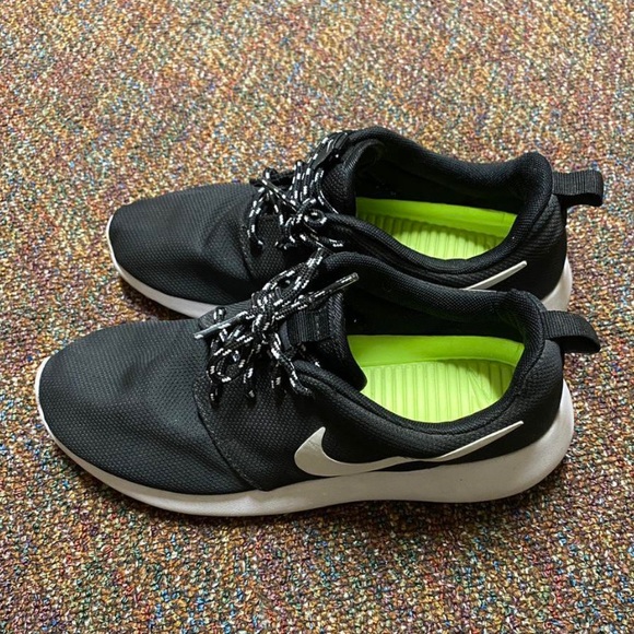 NIKE Roshe Run One Sneakers - Picture 2 of 2